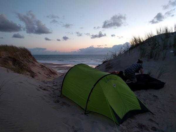 Camping sauvage sur la côte Atlantique, une première pour Noémie